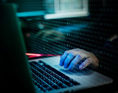 Pekerja IT DPRK Menyusup ke Perusahaan Global untuk Mendanai Program Senjata