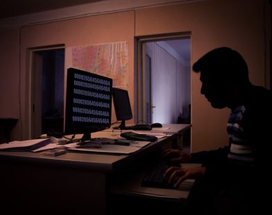 Analisis Serangan: Kelompok Peretas Pro-Ukraina Lumpuhkan Platform Investasi Rusia